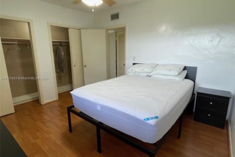 Condo in Hallandale Beach, Florida, 1 bedroom  № 1978661 - photo 11