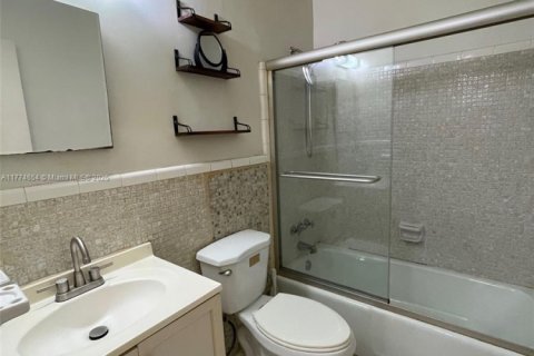 Condo in Hallandale Beach, Florida, 1 bedroom  № 1978661 - photo 18