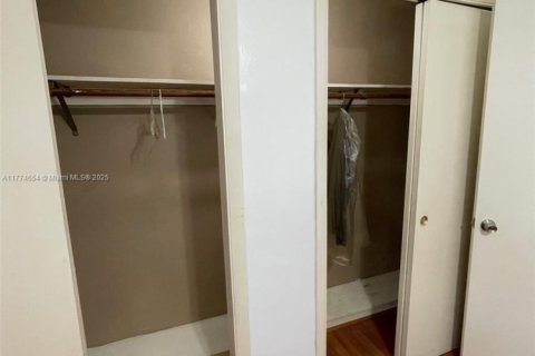 Condo in Hallandale Beach, Florida, 1 bedroom  № 1978661 - photo 17