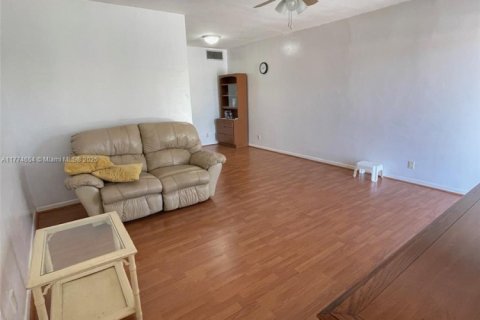 Condo in Hallandale Beach, Florida, 1 bedroom  № 1978661 - photo 5