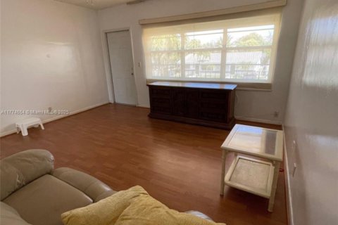 Condo in Hallandale Beach, Florida, 1 bedroom  № 1978661 - photo 2
