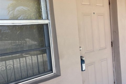 Condo in Hallandale Beach, Florida, 1 bedroom  № 1978661 - photo 25