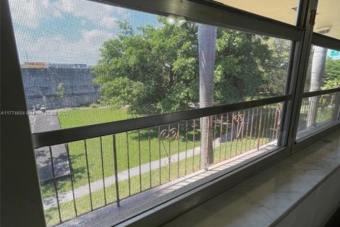 Condo in Hallandale Beach, Florida, 1 bedroom  № 1978661 - photo 21