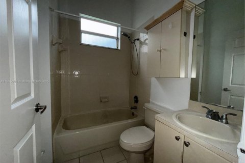 House in Homestead, Florida 3 bedrooms, 162.58 sq.m. № 2053003 - photo 12