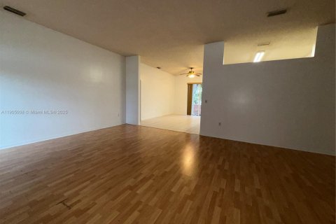 House in Homestead, Florida 3 bedrooms, 162.58 sq.m. № 2053003 - photo 7