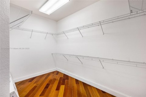 House in Miramar, Florida 5 bedrooms, 324.04 sq.m. № 2018867 - photo 25