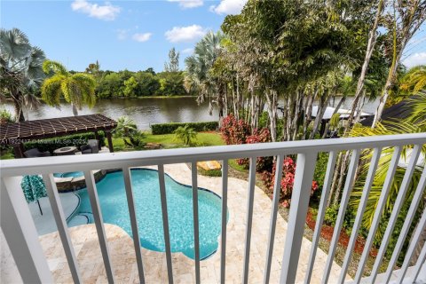 House in Miramar, Florida 5 bedrooms, 324.04 sq.m. № 2018867 - photo 21