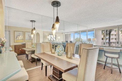 Condo in Saint Petersburg, Florida, 2 bedrooms  № 1537567 - photo 13