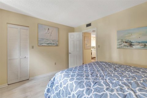 Condo in Saint Petersburg, Florida, 2 bedrooms  № 1537567 - photo 27