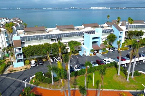 Condo in Saint Petersburg, Florida, 2 bedrooms  № 1537567 - photo 1