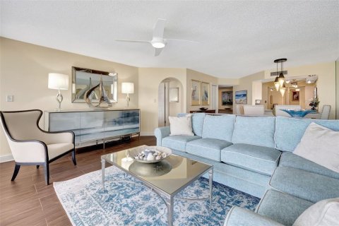 Condo in Saint Petersburg, Florida, 2 bedrooms  № 1537567 - photo 16