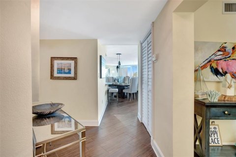 Condo in Saint Petersburg, Florida, 2 bedrooms  № 1537567 - photo 8