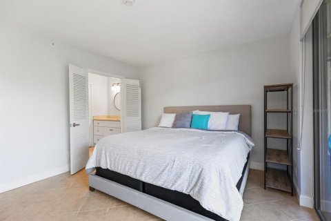 Condo in Longboat Key, Florida, 2 bedrooms  № 1653975 - photo 13