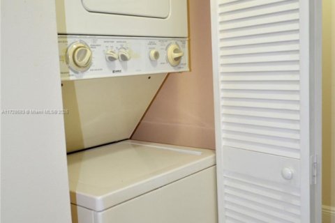 Condo in Hialeah, Florida, 2 bedrooms  № 1710510 - photo 14