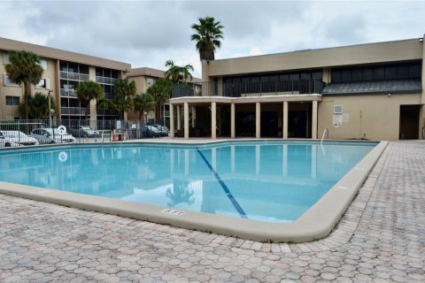 Condo in Hialeah, Florida, 2 bedrooms  № 1710510 - photo 20