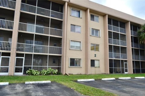 Condo in Hialeah, Florida, 2 bedrooms  № 1710510 - photo 25