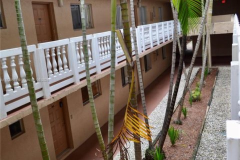Condo in Hialeah, Florida, 2 bedrooms  № 1710510 - photo 19