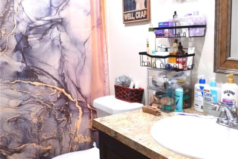 Condo in Hialeah, Florida, 2 bedrooms  № 1710510 - photo 12