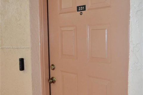 Condo in Hialeah, Florida, 2 bedrooms  № 1710510 - photo 18