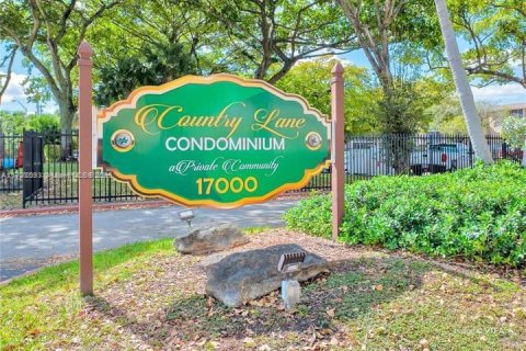 Condo in Hialeah, Florida, 2 bedrooms  № 1710510 - photo 1