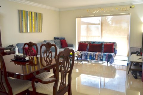 Condo in Hialeah, Florida, 2 bedrooms  № 1710510 - photo 5