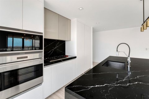 Copropriété à vendre à Miami, Floride: 3 chambres, 254.83 m2 № 1895902 - photo 12