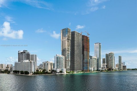 Copropriété à vendre à Miami, Floride: 3 chambres, 254.83 m2 № 1895902 - photo 30