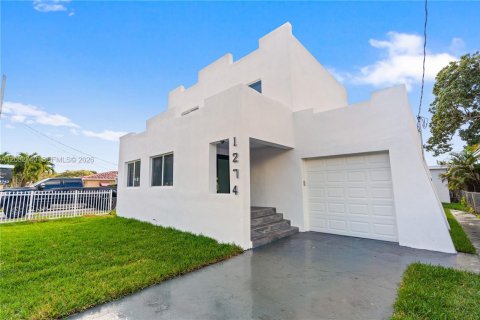 Casa en Miami, Florida 5 dormitorios, 227.05 m2 № 2351060