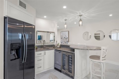 Condo in Sarasota, Florida, 3 bedrooms  № 2208644 - photo 19
