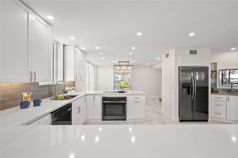 Condo in Sarasota, Florida, 3 bedrooms  № 2208644 - photo 3