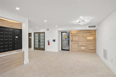 Condo in Sarasota, Florida, 3 bedrooms  № 2208644 - photo 13