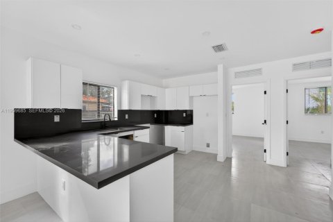 Commercial property in Miami, Florida № 2030254 - photo 10