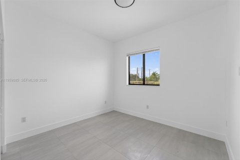 Commercial property in Miami, Florida № 2030254 - photo 4