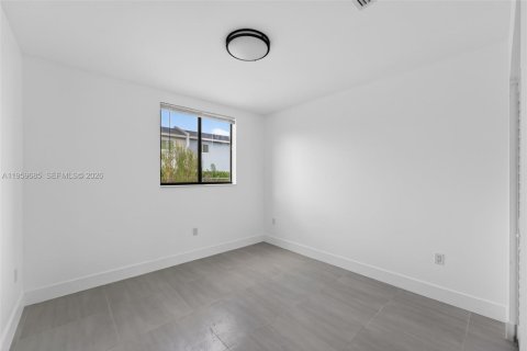 Commercial property in Miami, Florida № 2030254 - photo 11