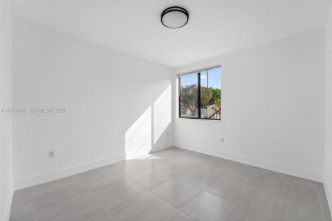 Commercial property in Miami, Florida № 2030254 - photo 15