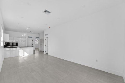 Commercial property in Miami, Florida № 2030254 - photo 17