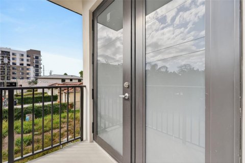 Commercial property in Miami, Florida № 2030254 - photo 16