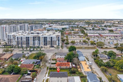 Commercial property in Miami, Florida № 2030254 - photo 2