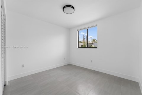 Commercial property in Miami, Florida № 2030254 - photo 13