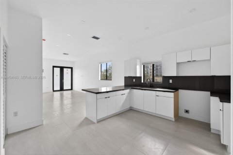 Commercial property in Miami, Florida № 2030254 - photo 3