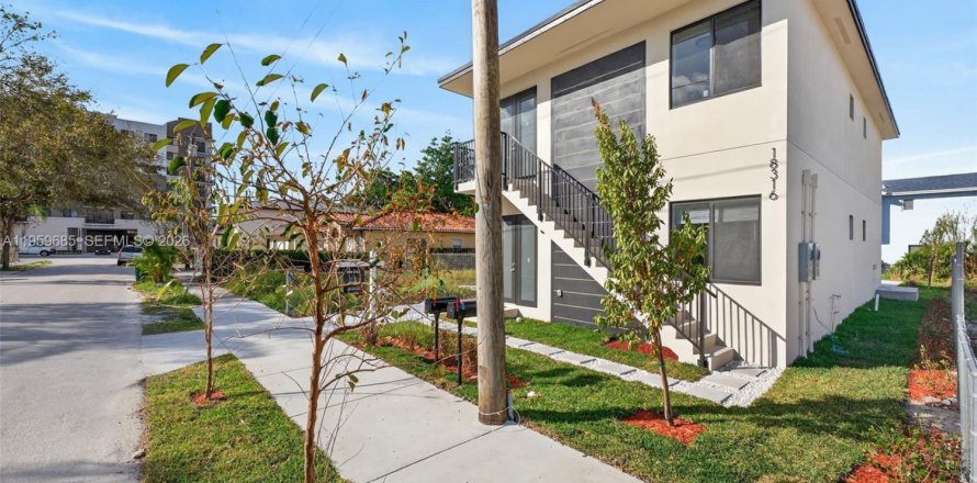 Commercial property in Miami, Florida № 2030254