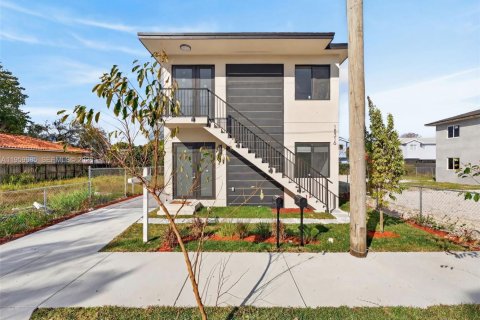 Commercial property in Miami, Florida № 2030254 - photo 18