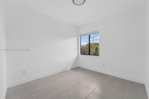 Commercial property in Miami, Florida № 2030254 - photo 8