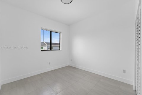 Commercial property in Miami, Florida № 2030254 - photo 5