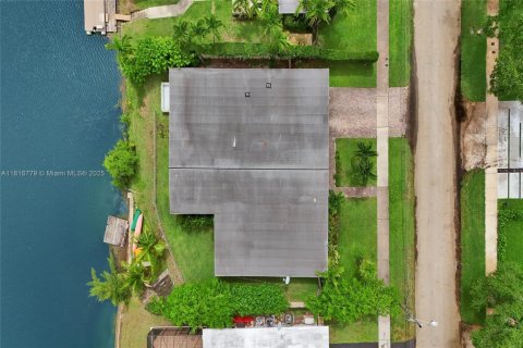 Casa en venta en North Miami Beach, Florida, 4 dormitorios, 220.55 m2 № 1770669 - foto 16