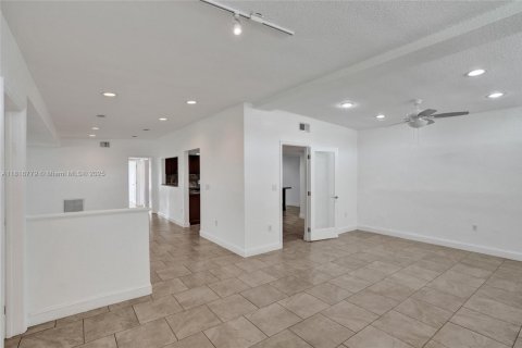 Casa en venta en North Miami Beach, Florida, 4 dormitorios, 220.55 m2 № 1770669 - foto 20