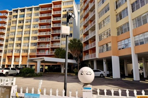 Condo in North Miami Beach, Florida, 2 bedrooms  № 2043323 - photo 2