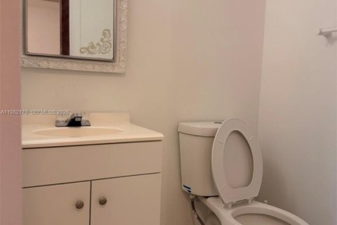 Condo in North Miami Beach, Florida, 2 bedrooms  № 2043323 - photo 8