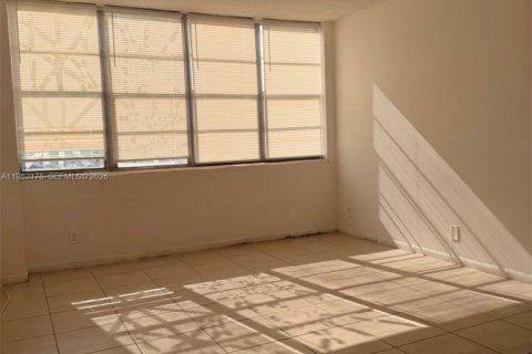 Condo in North Miami Beach, Florida, 2 bedrooms  № 2043323 - photo 10