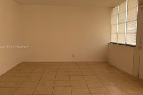 Condo in North Miami Beach, Florida, 2 bedrooms  № 2043323 - photo 9